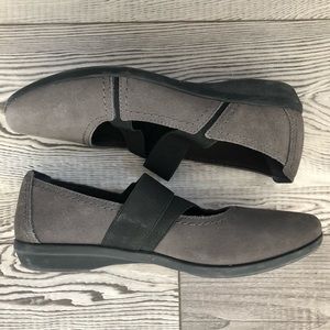 Clark’s Soft Cushion gray slip ons women’s size6.5
